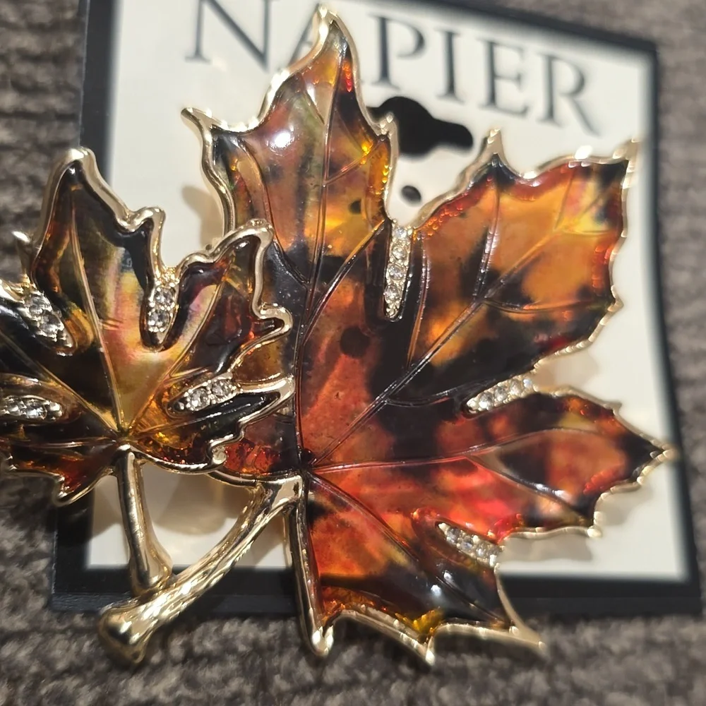 NAPIER BRAND FASHION JEWELRY FANCY SPARKLING GOLDTONE FALL LEAVES PIN BROOCH